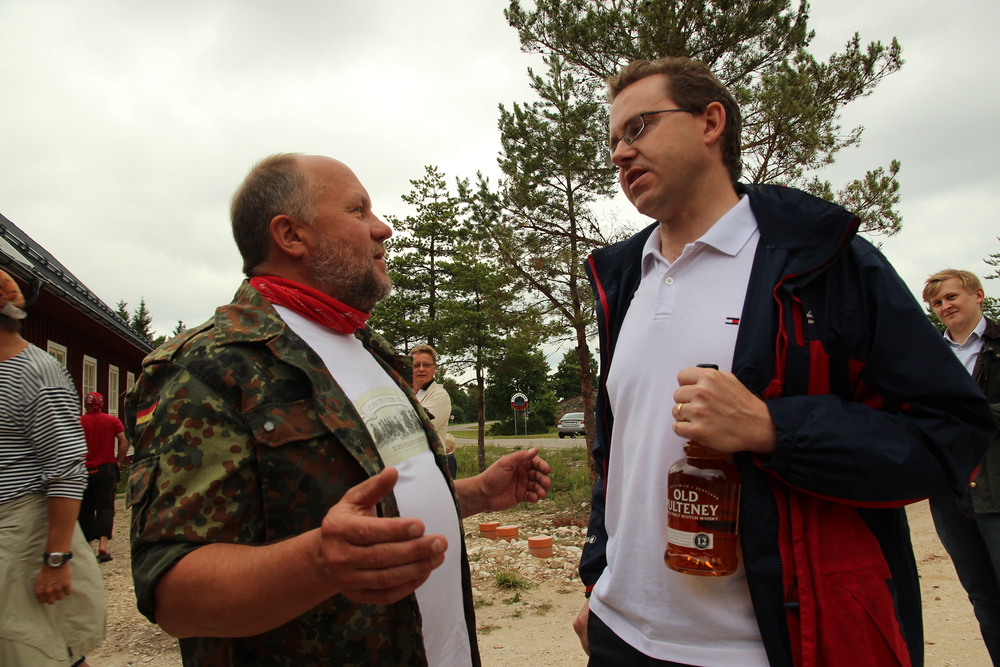 Halulaevaviskiplank21-vi.jpg - Ain Tähiste ja Briti suursaadik Christopher Holtby. Foto Urmas Lauri / hiiuelu.ee