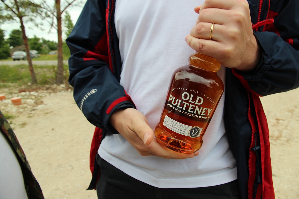 Halulaevaviskiplank23-vi.jpg - Viskiplangu viskiks oli Old Pulteney, Inglise Kuningliku Mereväe üks esindusjooke. Foto Urmas Lauri / hiiuelu.ee