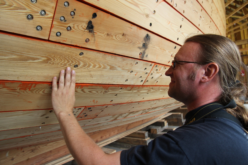 Halulaevaviskiplank6-vi.jpg - Läänemaa laevameister Jorma Friberg uudistab, kuidas meie mehed halulaeva ehitamisega on hakkama saanud. Foto Urmas Lauri / hiiuelu.ee