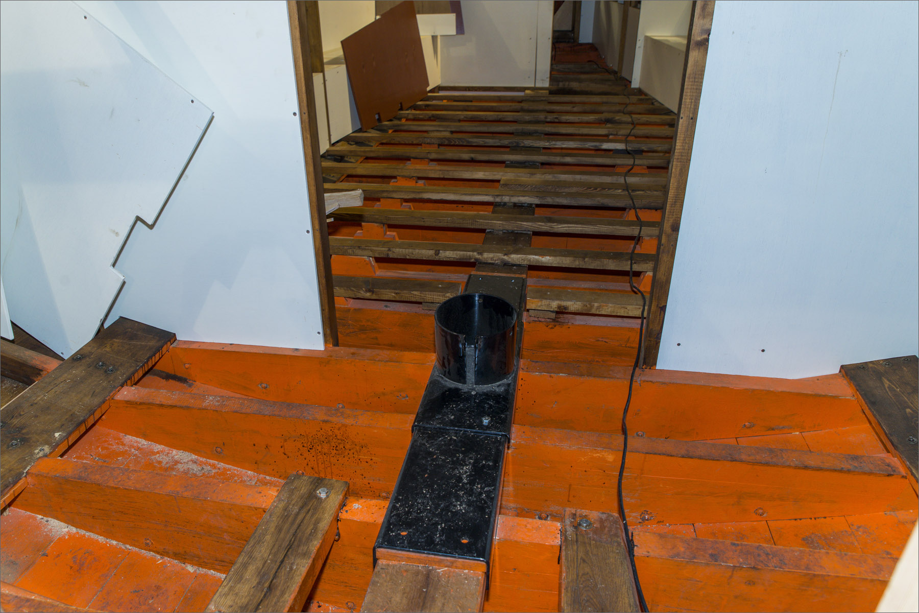 20141228-halulaev-031.jpg - Sügis-talv 2014. Triivimine, vaheseinte ehitus, sõukruvi paigaldus. Foto Mart Mõniste